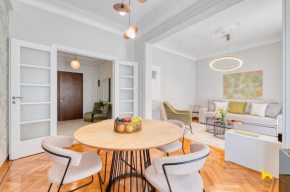Contemporary 2-BDR APT near Kalimarmaro & Alsos Park!